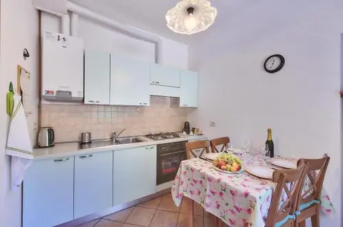 Cucina attrezzata con tavolo