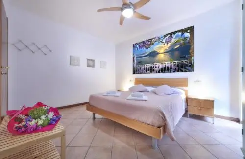 Letto matrimoniale e arredi