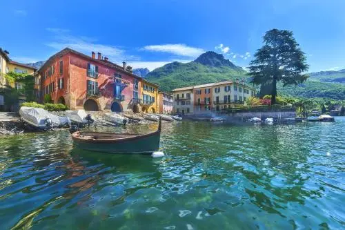 Mandello del Lario visto dall’acqua